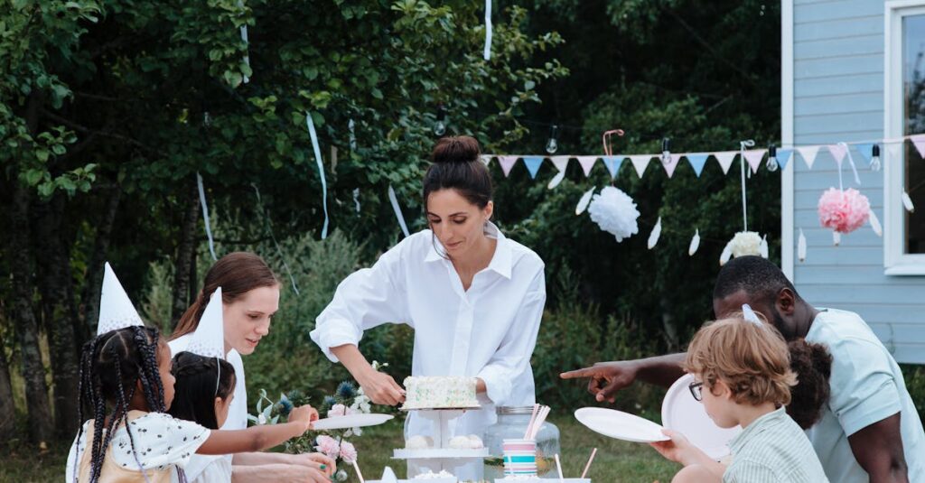 トランポリンの使用ルールが掲示され、子どもが1人ずつ順番に遊んでいる保育園の様子。