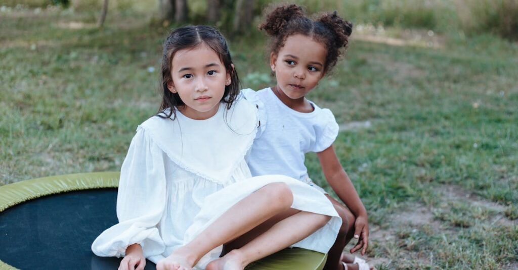 子ども用室内トランポリンを使った家族の口コミ体験談や失敗談を紹介する様子