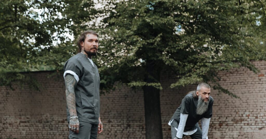 正しいフォームでトランポリンダイエットを行っている女性。膝を曲げて体幹を意識することが重要。