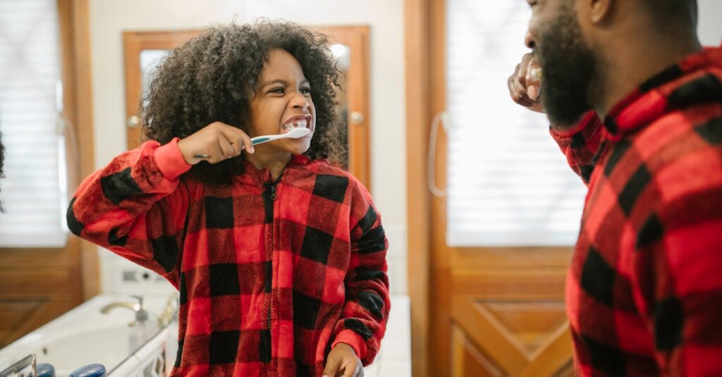 保育園でトランポリンの清掃を終え、子どもたちが安心して遊んでいる様子