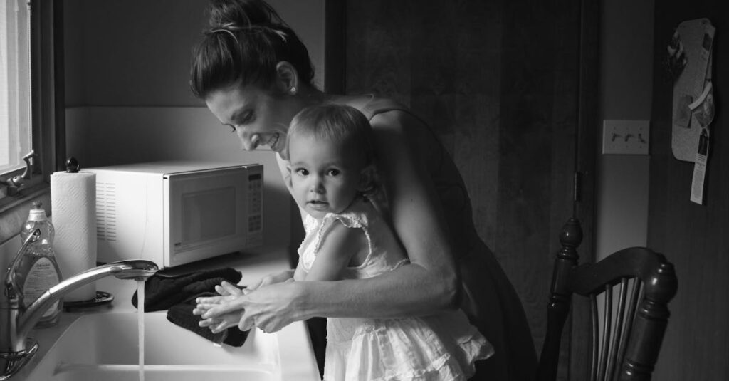 子どもが安全ルールを守ってトランポリンで遊んでいる様子。大人が見守る環境も示す画像