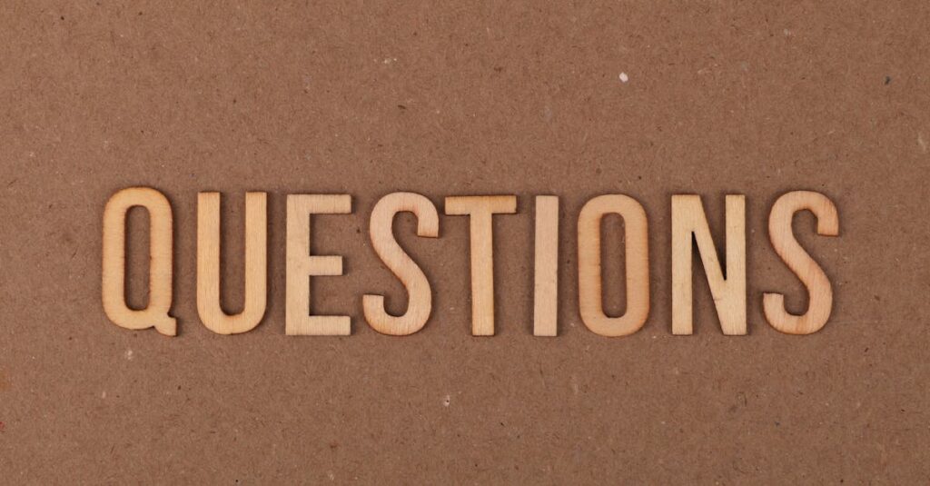 保護者がトランポリンの安全使用について質問し、保育士や専門家が説明している様子。