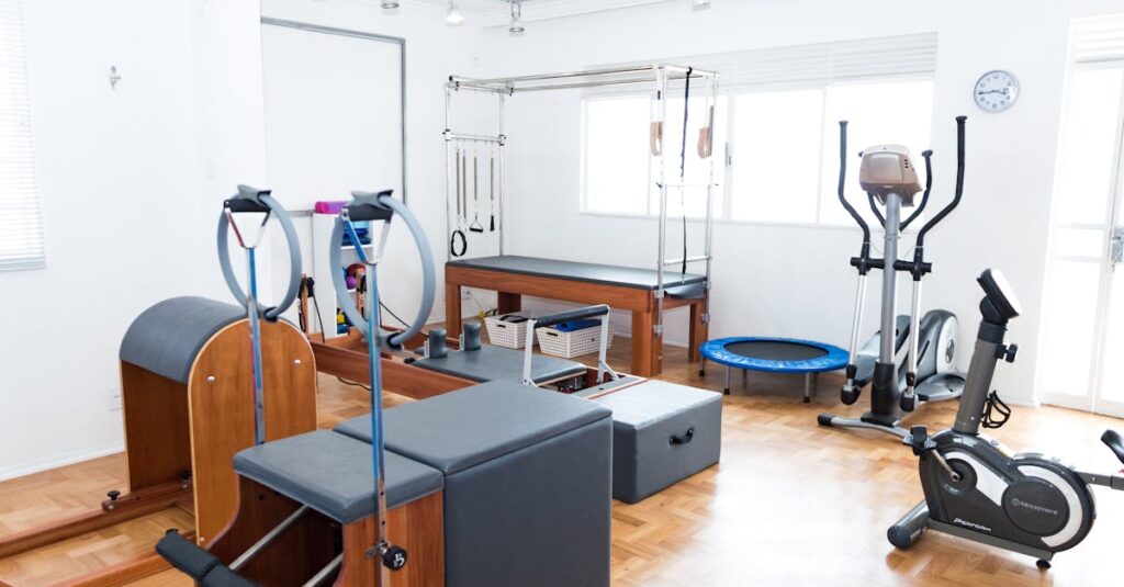 保育園の室内で安全に設置されたトランポリン。周囲にマットや安全ネットが完備されている様子。