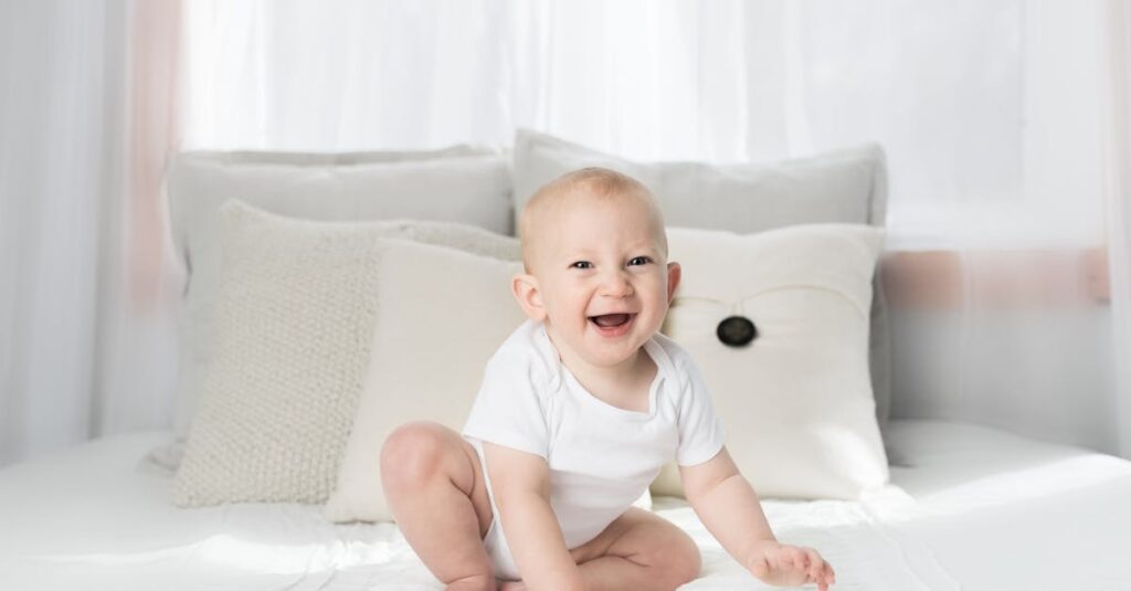 家庭で保護者が近くで見守りながら、子どもが安全にトランポリンで遊ぶ様子。