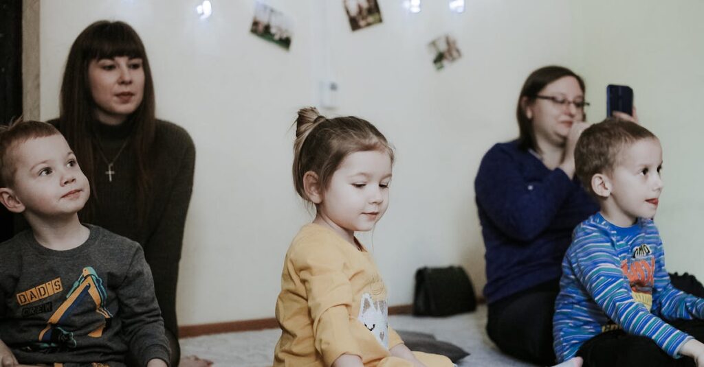 保育園で職員がトランポリンを見守る様子。複数職員が配置され、死角をなくして園児の安全を確保している環境。