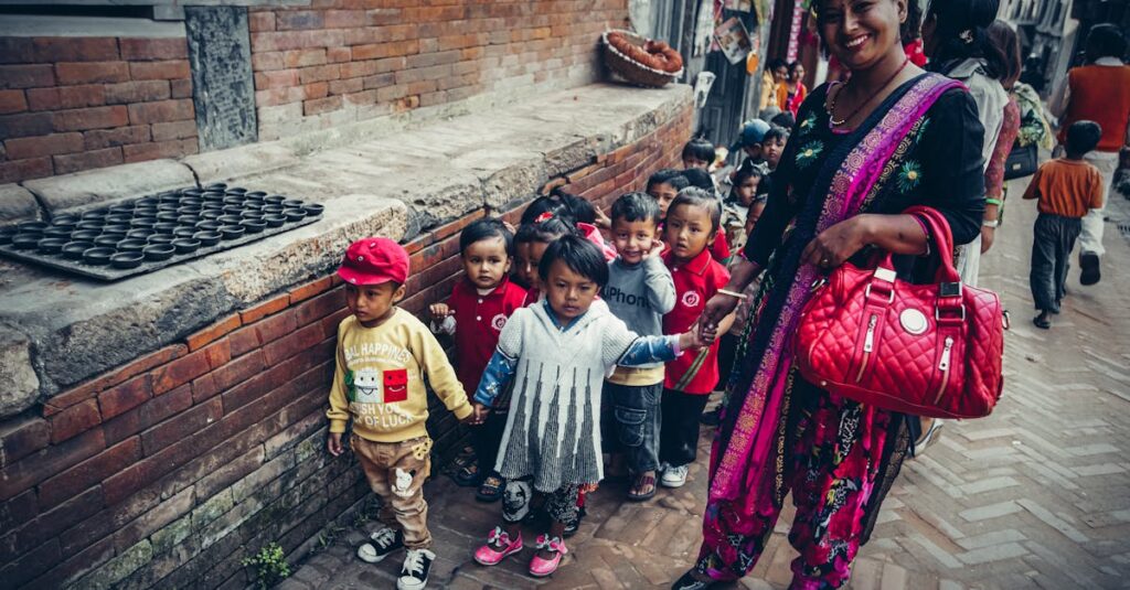 保育士チームが協力してトランポリンを清掃し、持続可能な運用体制を作っている様子