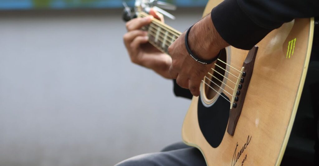 建築音響の専門家が床振動の本質を説明している様子
