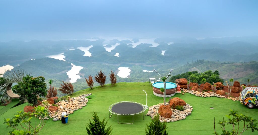 庭にトランポリンを設置するために地面を整地し、アンカーで固定している様子を段階的に描いた図解（16:9比率）