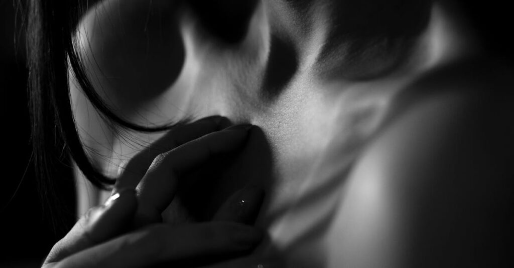 正しいフォームを意識してトランポリンダイエットを行う女性。怪我を防ぎ効果を最大化する。