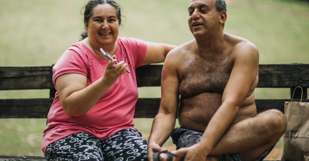 50代男性が健康維持のためにトランポリンを続ける様子