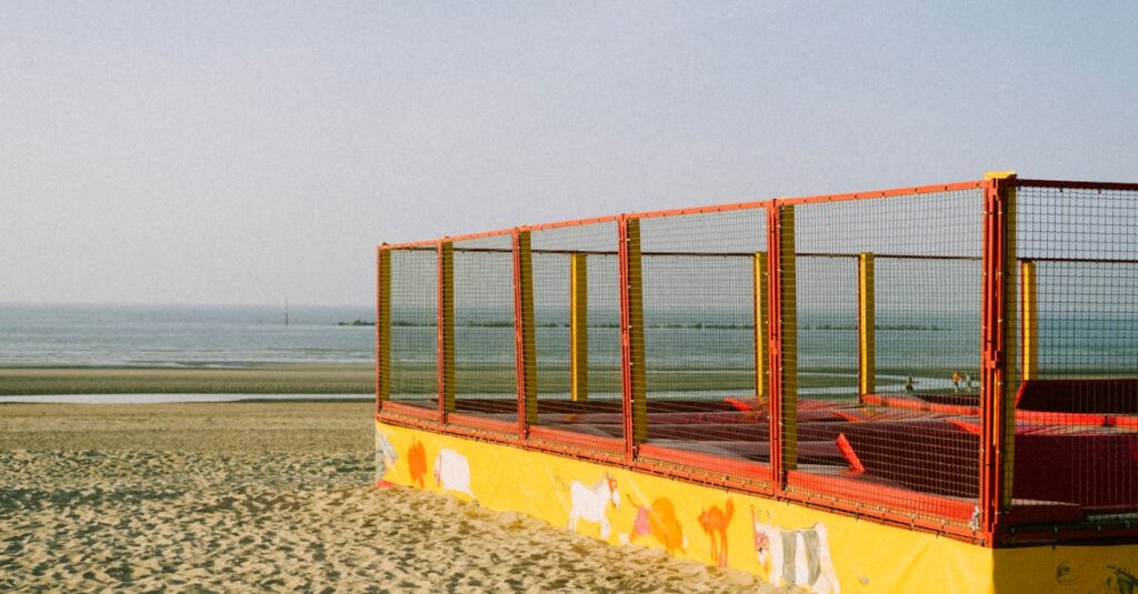 保育園で子どもたちが手すり付きトランポリンで楽しく遊びながら体幹を鍛えている様子を描いた写真