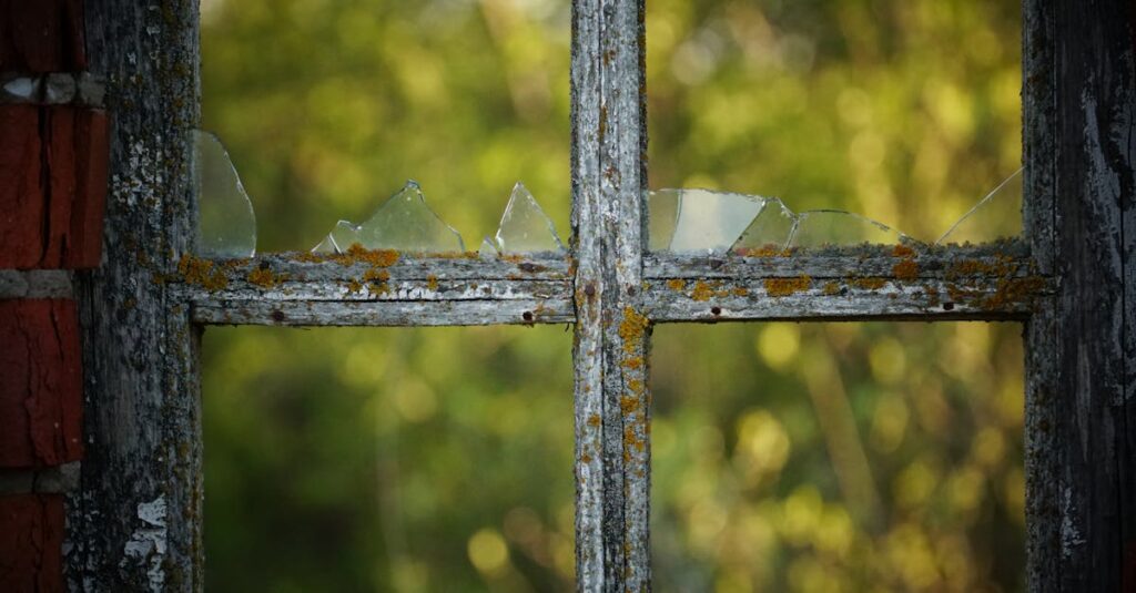 耐荷重100kgと書かれていたにもかかわらず破損したトランポリン。曲がったフレームや飛び出したバネが危険性を示している。