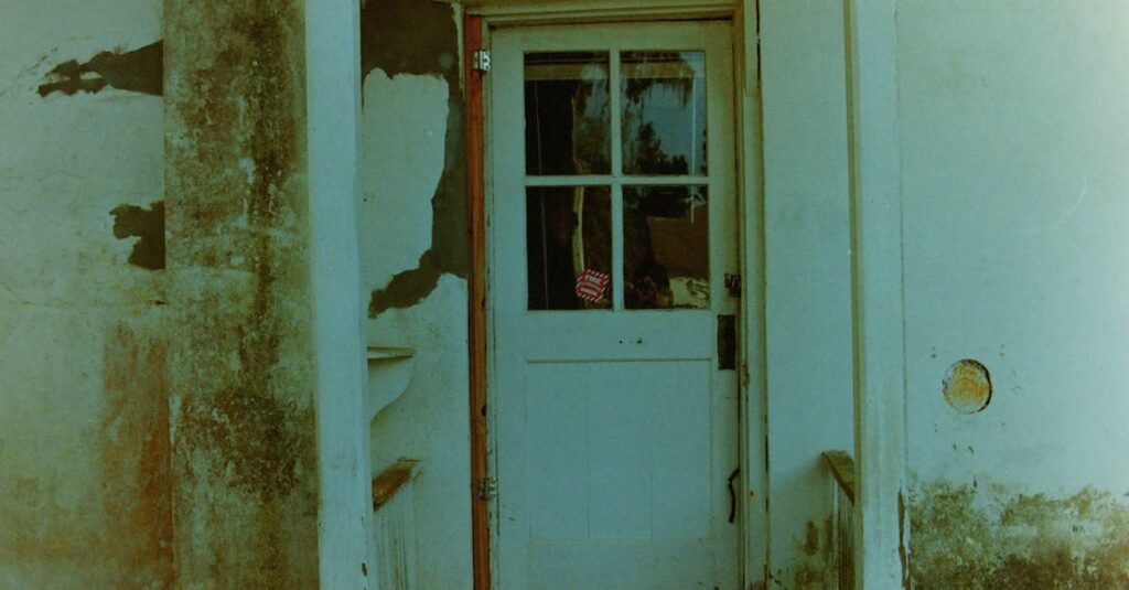 耐荷重100kgと書かれていたにもかかわらず破損したトランポリン。曲がったフレームや飛び出したバネが危険性を示している。