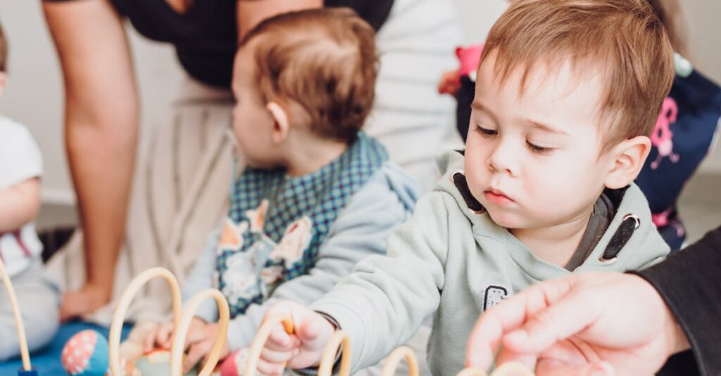保育園で保護者と職員が衛生管理について意見交換している様子。掲示物とタブレットを使って説明している
