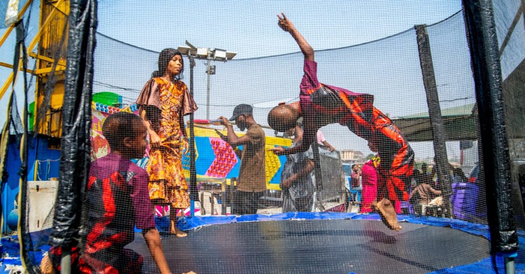 保育園の子どもたちが順番を守りながらトランポリンを使い、社会性を学んでいる様子