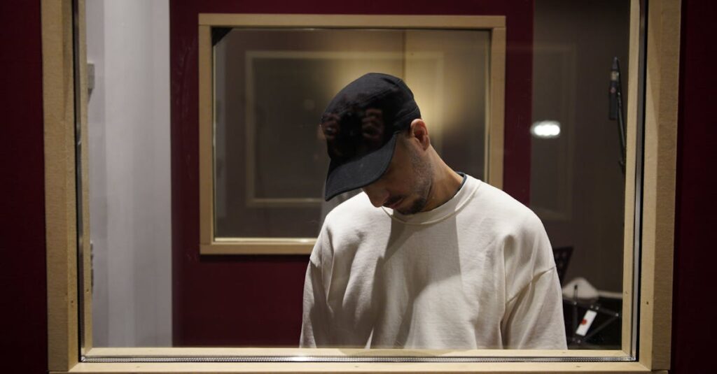 トランポリンを部屋の中央や壁際に置いた場合の音の反射と響き方を比較する図