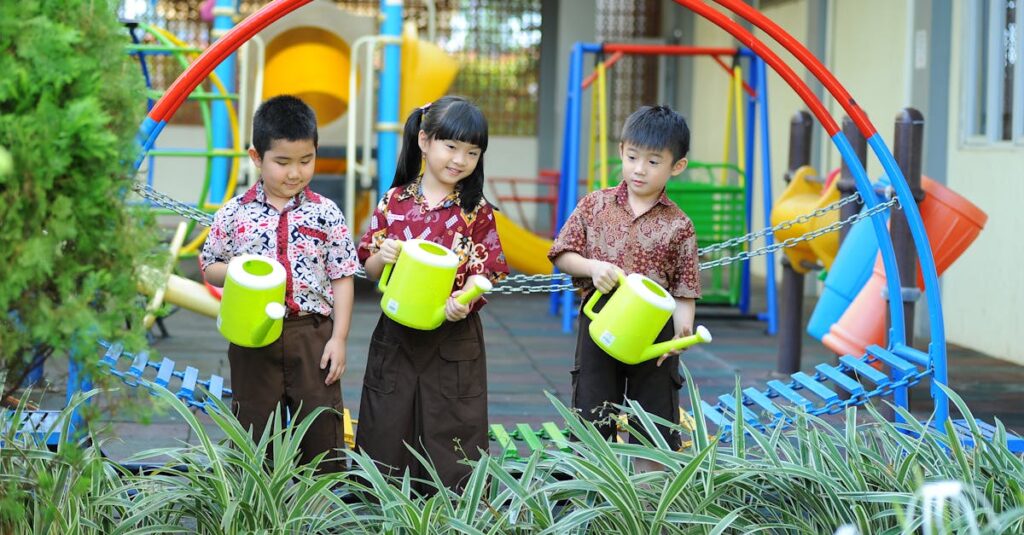 保育園で保護者と職員が衛生管理について意見交換している様子。掲示物とタブレットを使って説明している