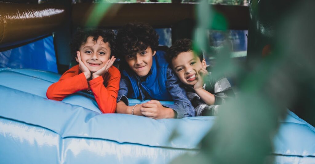 保育園の子どもたちが順番を守りながらトランポリンを使い、社会性を学んでいる様子