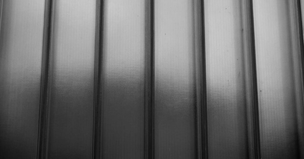 保育園でトランポリンの清掃ルーチンと改善サイクルを職員が確認している様子