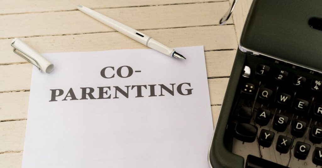 保護者向けに配布されるPDFの清掃チェックリスト。スマホ画面で内容を確認している母親の姿