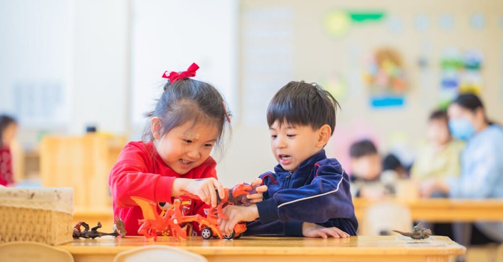 保育園のトランポリンで子どもたちが楽しそうに遊び、保育士が見守っている安全な環境
