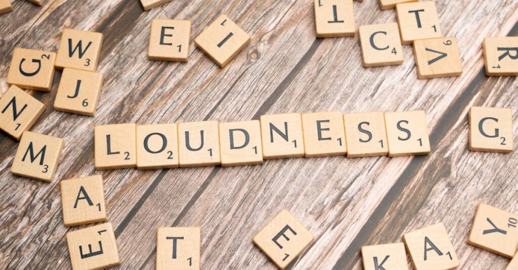 どこまでの防音対策が必要かを測定する様子とスマホアプリ