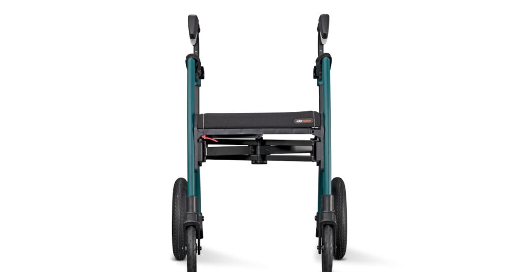 折りたたみ式で収納しやすいトランポリンを使用している様子。部屋の狭い空間にも適したモデルを紹介する画像。