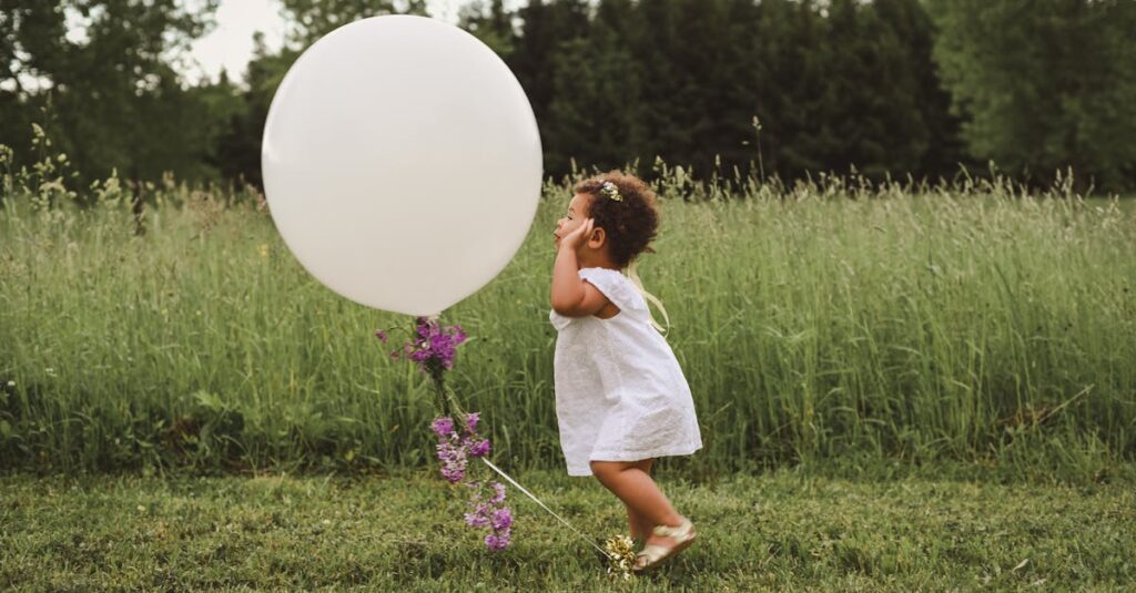 柔らかいマットの上で安全に遊ぶ0〜2歳児の様子。保育園内での安心な運動遊びの一例。