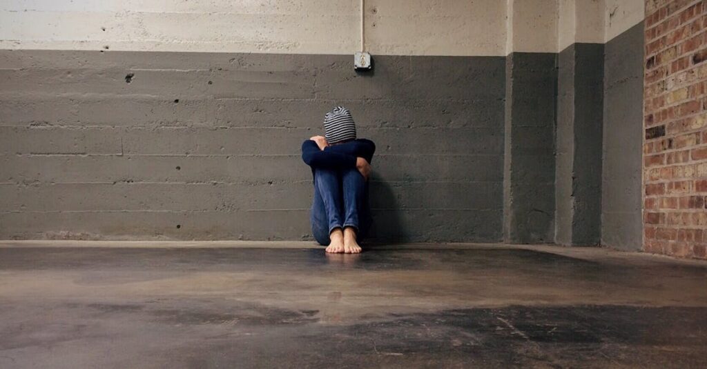 床の下地を平らにして滑り止めシートと防振フェルトを敷くことで共振を防ぐ設置方法を解説する画像