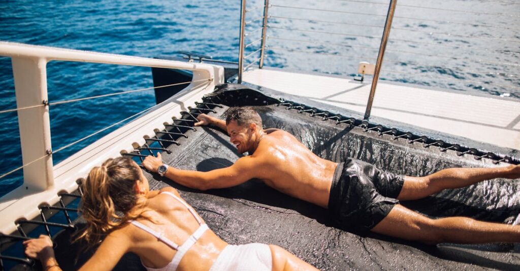 トランポリン運動を楽しみながら続ける人々の様子