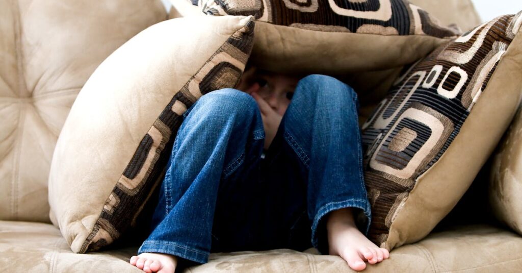 手すり付きトランポリンの安全な使用ルールと事故予防のイメージ