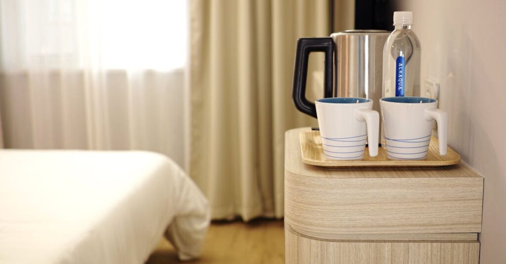 マンションの中央にトランポリンを設置し、防音マットとカーペットを重ねて低音を吸収している室内の様子