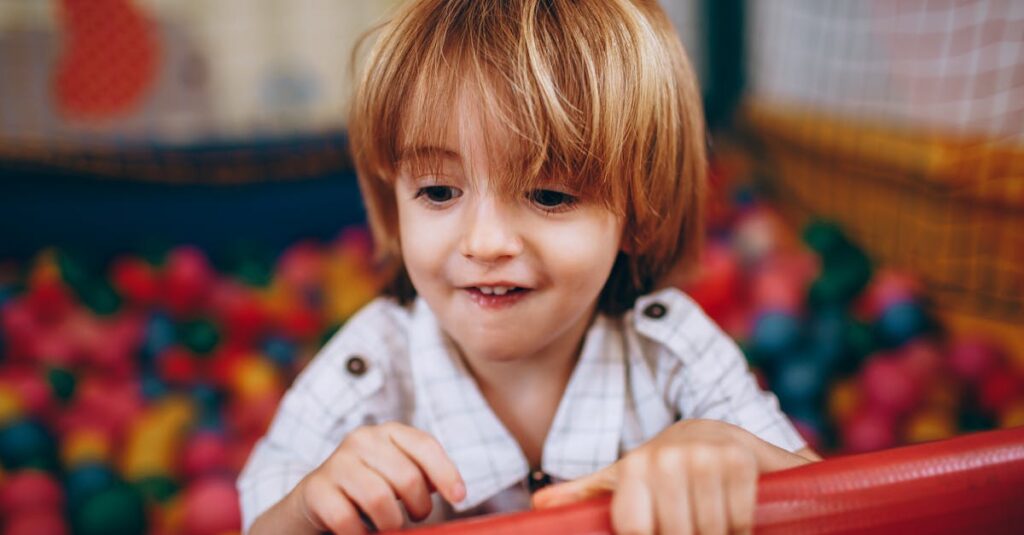 保育園のトランポリンで子どもたちが楽しそうに遊び、保育士が見守っている安全な環境