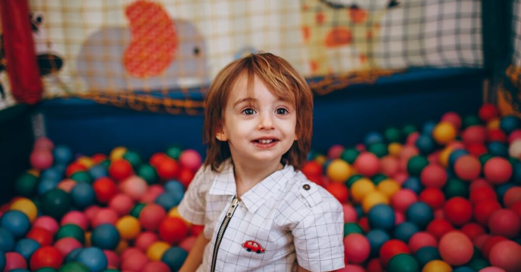 雨の日でも室内トランポリンで元気に遊ぶ保育園児