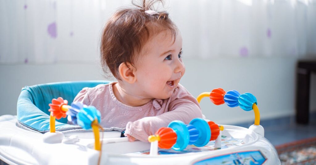 保護者が保育園で清掃状況を確認し、保育士とコミュニケーションをとっている様子