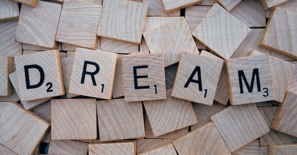 トランポリンダイエットを楽しみながらモチベーションを維持する女性。音楽や動画で楽しく運動。