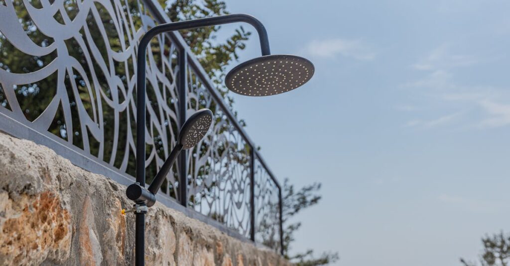 庭にトランポリンを設置するために地面を整地し、アンカーで固定している様子を段階的に描いた図解(16:9比率)