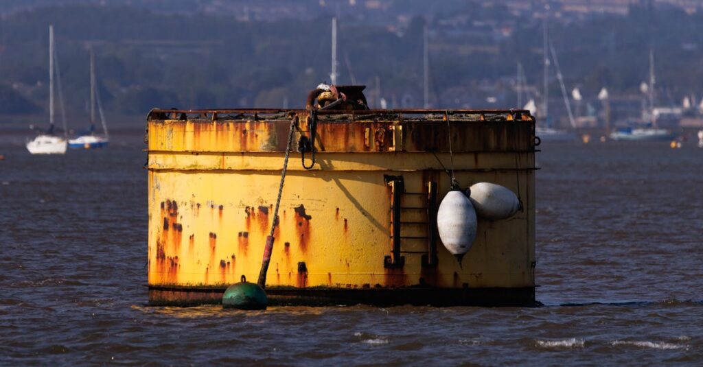 屋外で設置されたトランポリンをアンカーでしっかり固定している様子