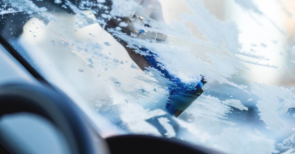 トランポリンのアンカー固定後、季節ごとに点検やメンテナンスを行っている様子