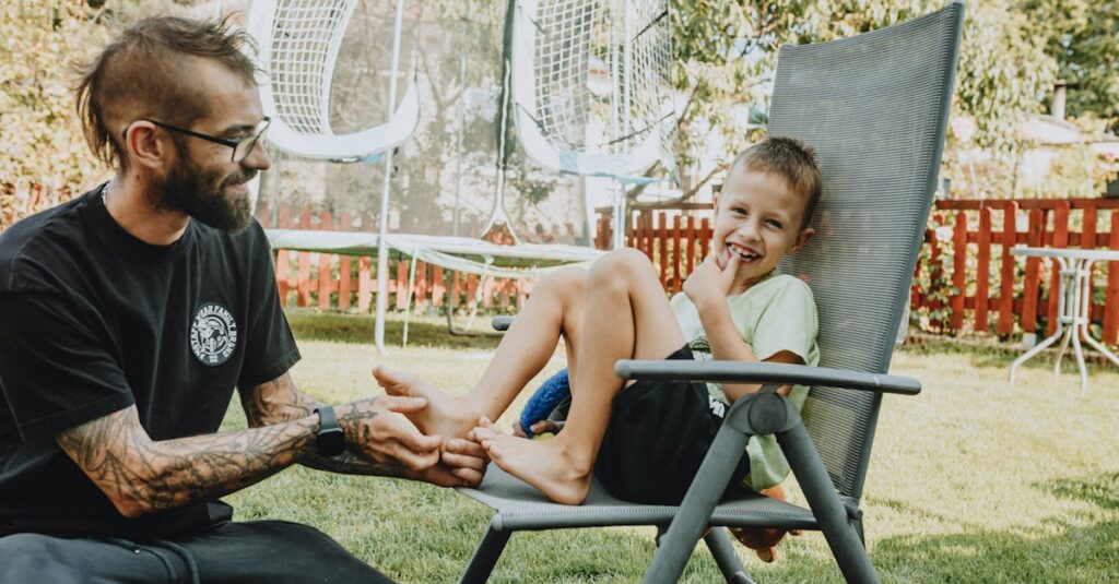 保護者がトランポリンの安全使用について質問し、保育士や専門家が説明している様子。