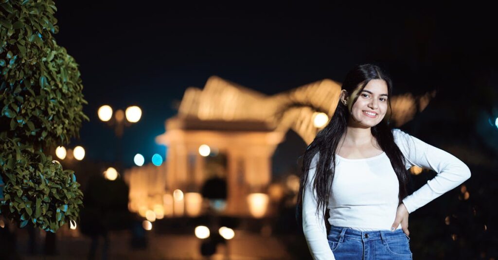 大人がトランポリンを選ぶ際のポイントを比較しながらチェックしているイメージ画像