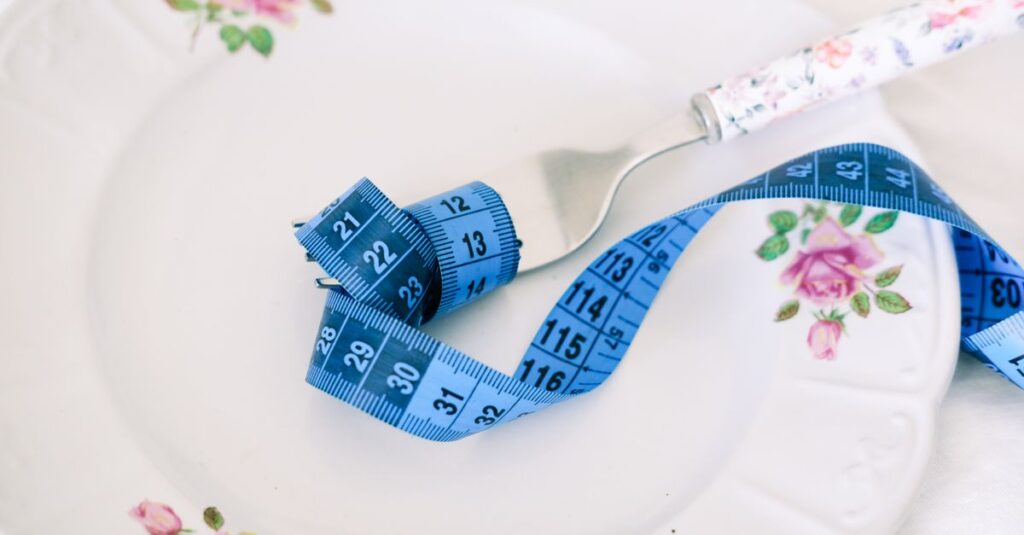 トランポリンダイエットだけでは効果が出ず、食生活や睡眠も重要だと気づいた人の様子。