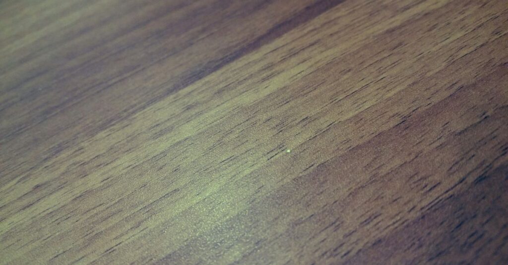 木目調の防音マットをリビングに設置し、家具や照明と調和させておしゃれに見せている室内