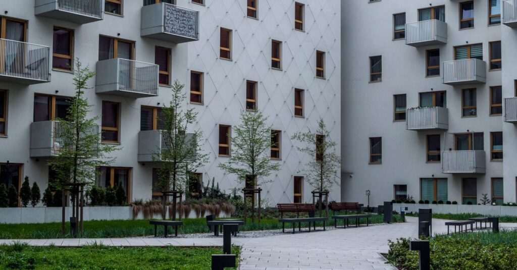 集合住宅でトランポリンの音に配慮し、下階の住人とコミュニケーションを取る家族の様子
