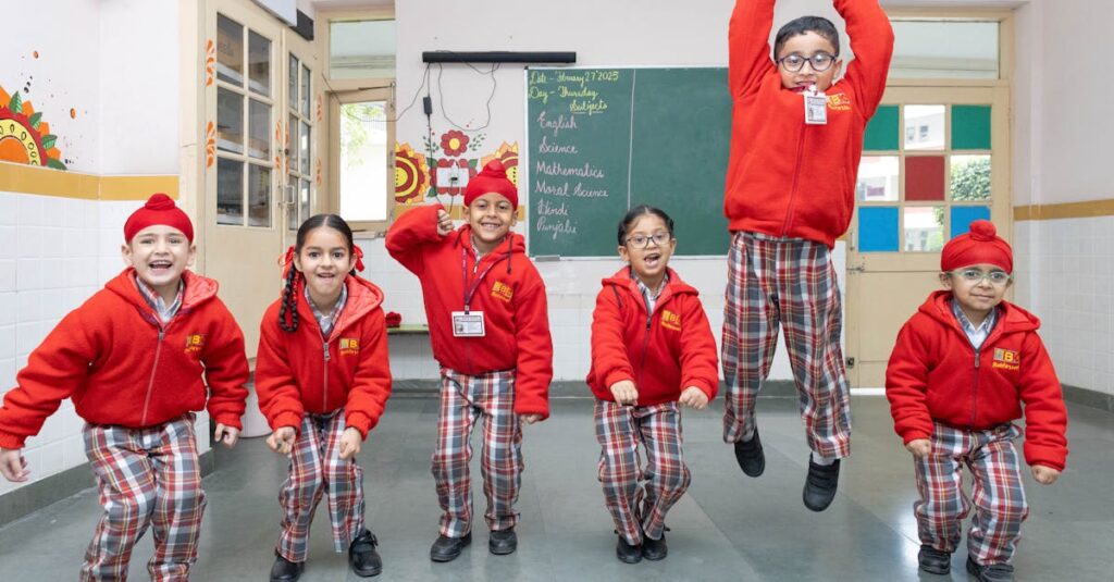 室内でトランポリンを楽しむ子どもたち、集中力と情緒の発達を促す