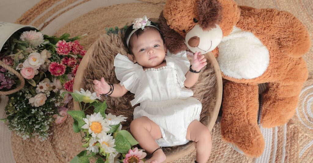 柔らかいマットの上で安全に遊ぶ0〜2歳児の様子。保育園内での安心な運動遊びの一例。