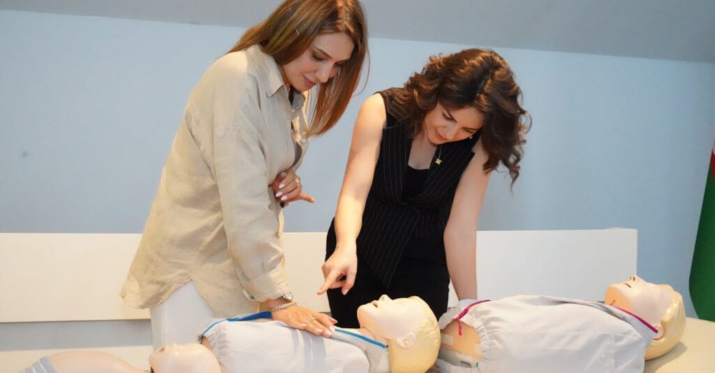 室内トランポリンでの事故時対応マニュアルの訓練を行う保育士