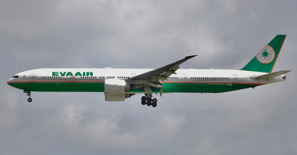 アイリスオーヤマの木目調EVA防音マットをリビングに敷いた使用イメージ。トランポリンの下で静音効果を発揮している様子