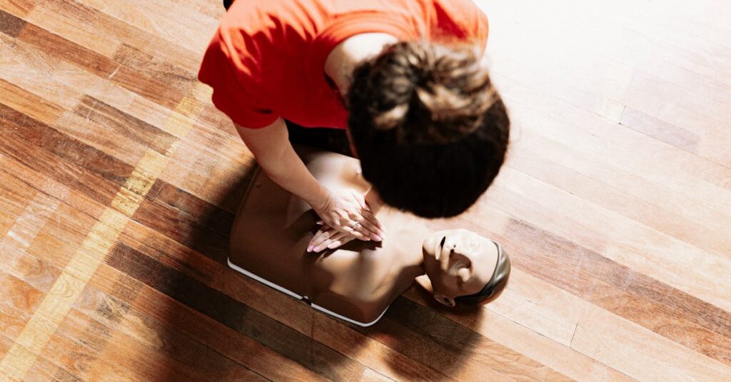 室内トランポリンでの事故時対応マニュアルの訓練を行う保育士