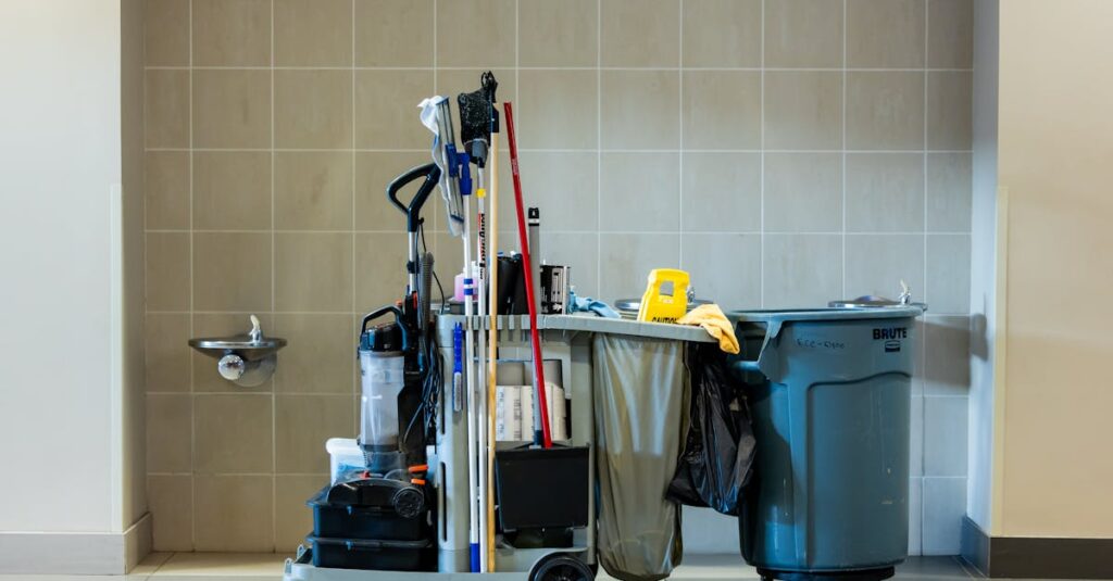 防音マットを裏返して位置を入れ替えたり水拭きしてメンテナンスしている様子